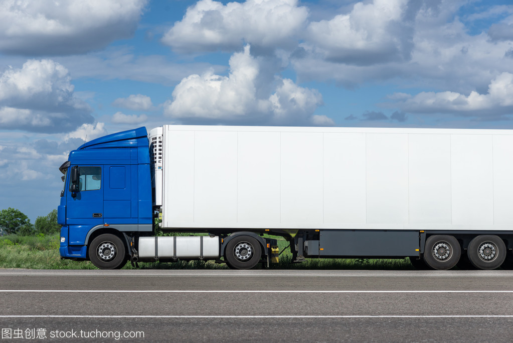 白色卡车 道路货物运输中的动脉与挑战