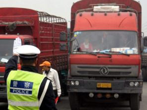 交警提示 这样的下高速方式一律罚款扣分，最高记12分，道路货物运输从业者需警惕